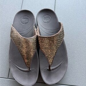 FitFlop Bronze Metallic Sandals with Cushioned Sole and Thong Style, size 7